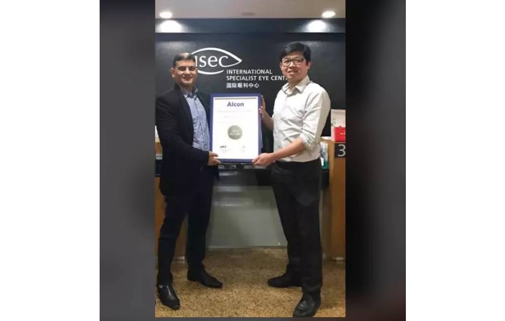 Centre Of Excellence အဖြစ်အသိအမှတ်ပြုကြောင်း လက်မှတ်ကို CEO Dr JS Wong မှ လက်ခံရယူ